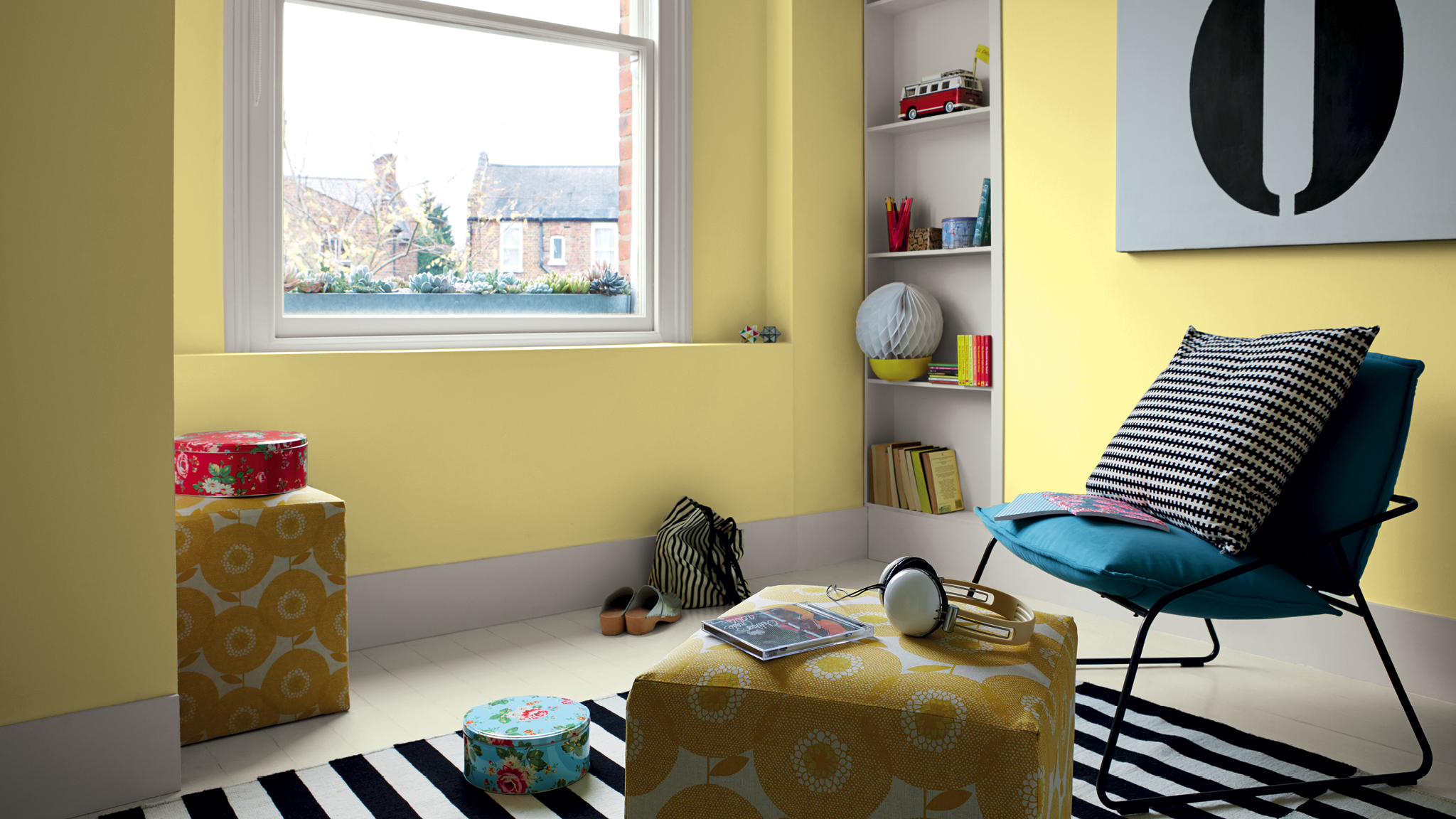 Ajoutez de l'interet a une palette de couleurs neutre Les couleurs neutres ne sont pas forcément ternes. Utilisez-les comme base pour votre palette, puis ajoutez quelques touches de couleurs vives dans la literie et les accessoires pour un aspect jeune et amusant.