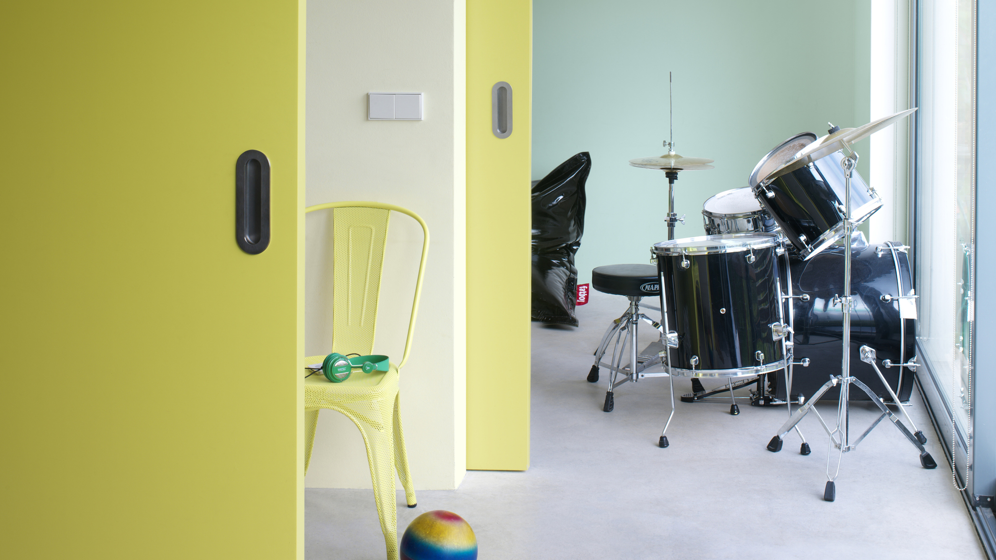 Choisissez le jaune pour une chambre d'adolescent polyvalente Les jaunes et les gris audacieux peuvent donner un effet impressionnant, ce qui en fait un excellent choix pour les chambres d'adolescents.