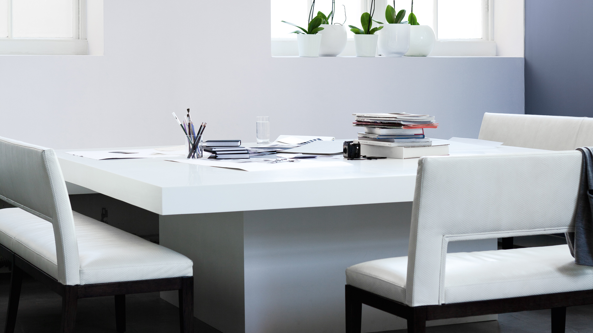 Choisissez un look monochrome plus doux Atténuer le noir et blanc donne l'impression d'un intérieur plus agréable qui ne perd pas de son « punch » graphique