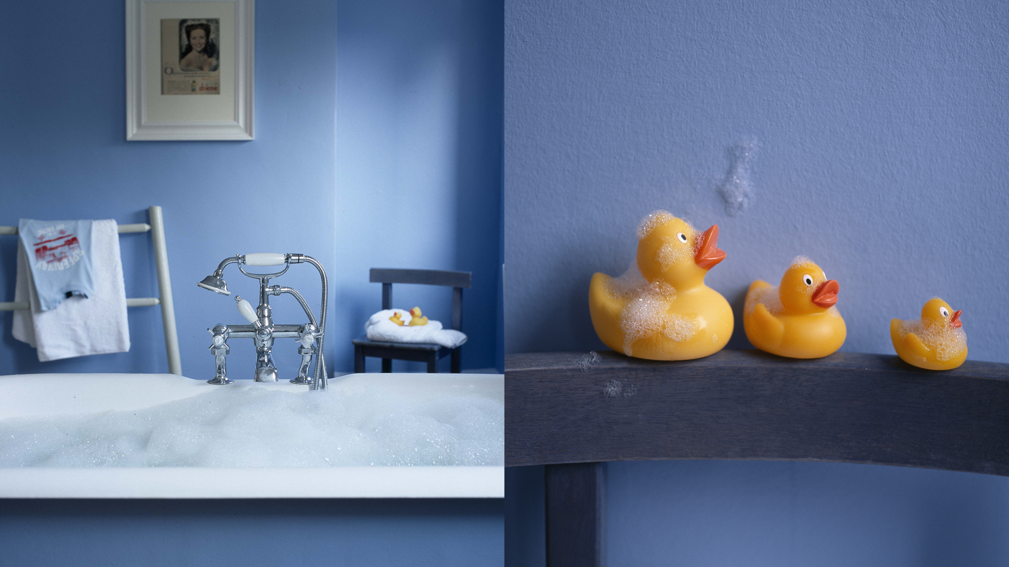 Creez une salle de bains en bleu apaisant Combiner le vert et le blanc vous aidera à rendre une petite salle de bains fraîche et aérée, tandis que le bleu marine aura un effet apaisant et aidera à unifier un thème dépareillé.