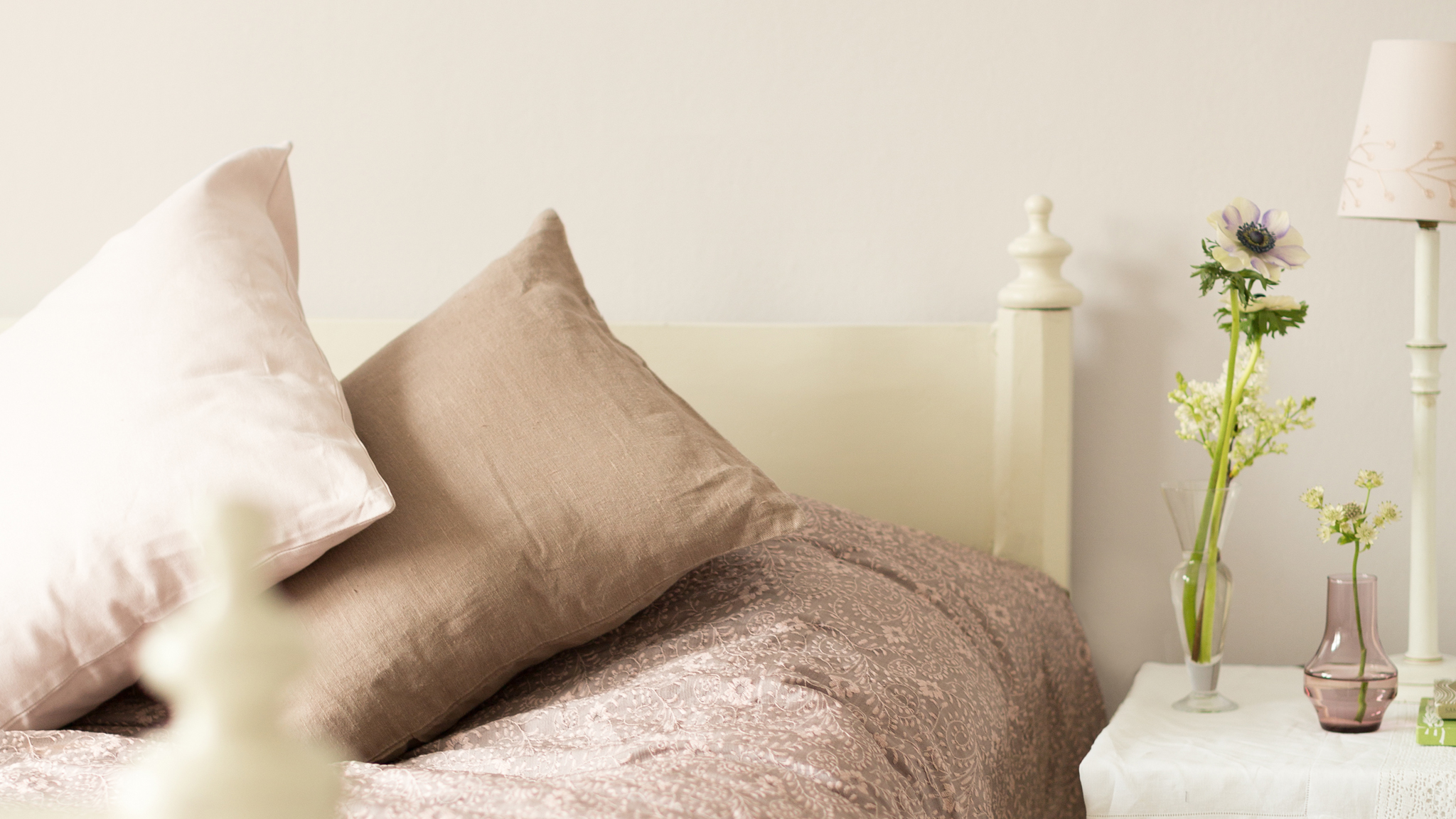 Des tons naturels pour une impression de luxe La combinaison du taupe chaud avec une nuance de blanc éclatant est une manière évidente d'obtenir un look chic dans votre nouvelle maison