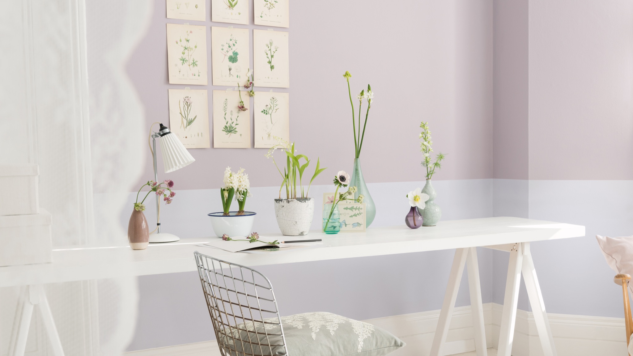 Essayez des tons de couleurs contrastees Peignez les contours de portes, les plinthes et toutes les autres moulures dans des couleurs claires qui reflètent la lumière, peut-être d'un ton qui contraste subtilement avec la couleur des murs.