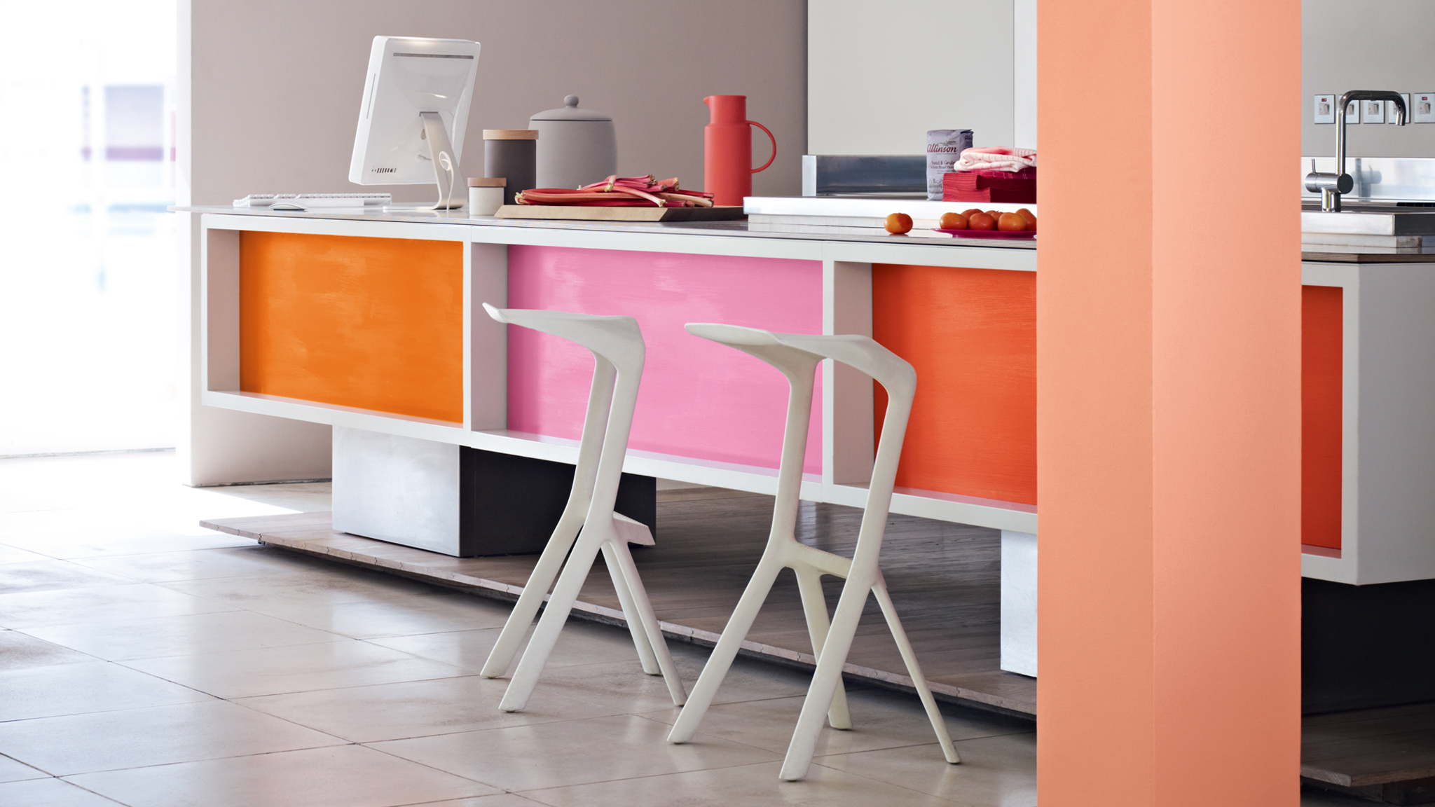 Essayez le color block Vous pouvez peindre une couleur sur le mur derrière votre canapé, puis choisir une couleur du même ton pour les murs autour de vos fenêtres et une autre pour toutes les moulures de la pièce.