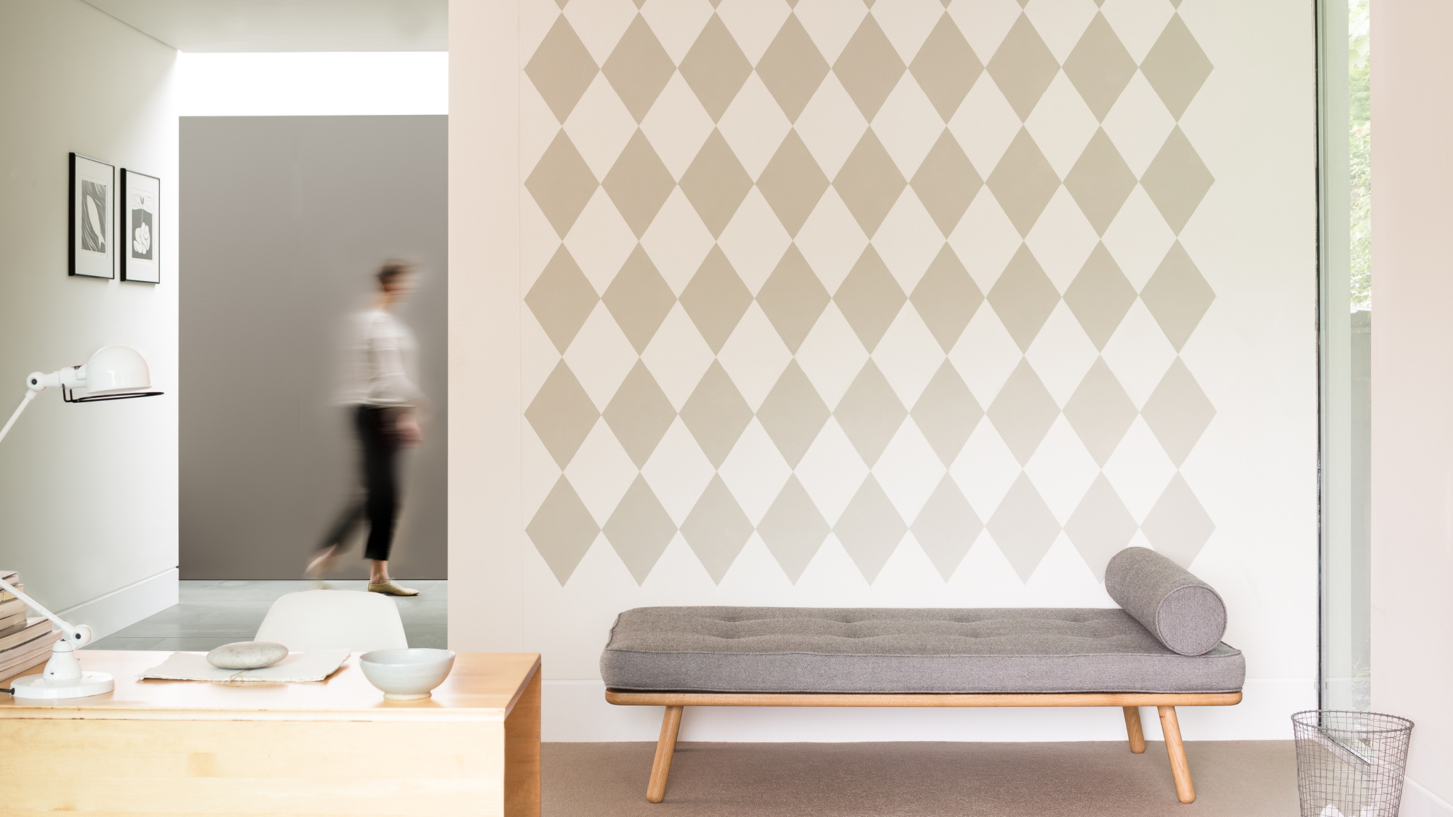 Peignez un motif sur votre mur Si vous vous sentez vraiment d'humeur amusante, alors les diamants graphiques ou les tâches colorées sont parfaits pour ajouter une touche design à votre thème.