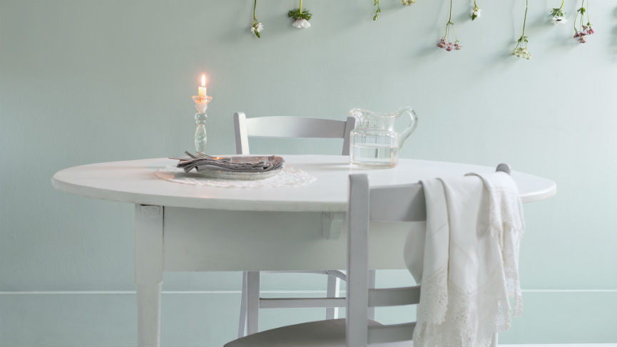 Une salle a manger verte relaxante Les couleurs fraîches aident à faire reculer les murs, ce qui rend la pièce plus spacieuse et lumineuse. Optez pour les teintes pâles du gris, du bleu et du vert pour un maximum d'éclairage.