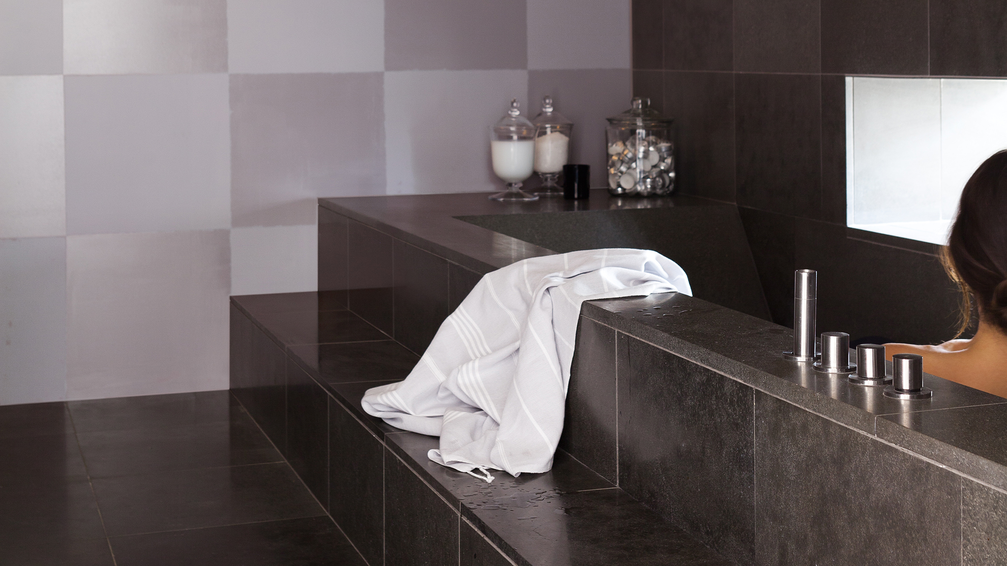 Une salle de bains stylee en gris Le gris est actuellement une couleur de plus en plus populaire pour les salles de bains. Passer du ton colombe pâle aux gris ardoise plus profonds est un moyen facile d'ajouter une touche de sophistication à votre déco.